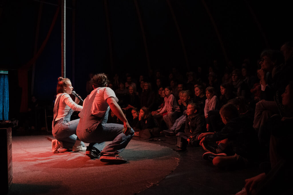 Spectacle "Deux échos", Valentine et Joseph joue au chapiteau de Cirque-en-Ciel à Prez-vers-Noréaz dans le canton de Fribourg